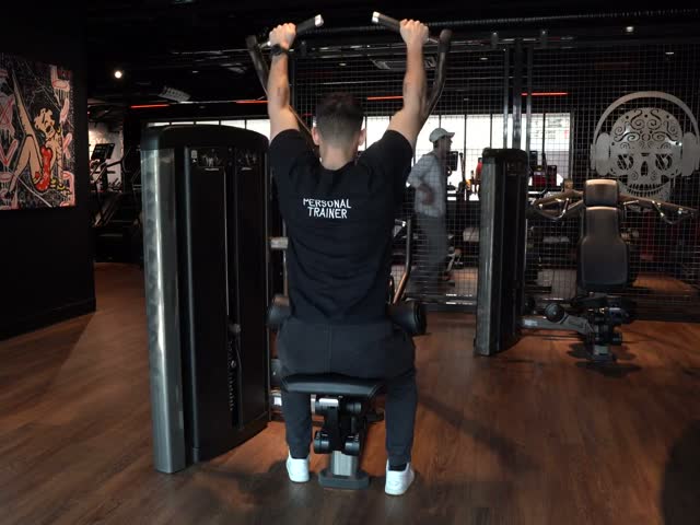 Gym camera: a person on the pulldown machine